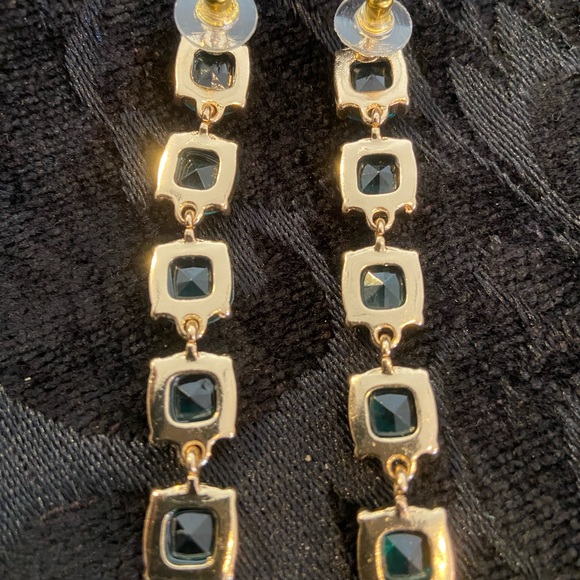 NWOT- FABULOUS EMERALD STYLE DROP EARRINGS - Picture 5 of 9